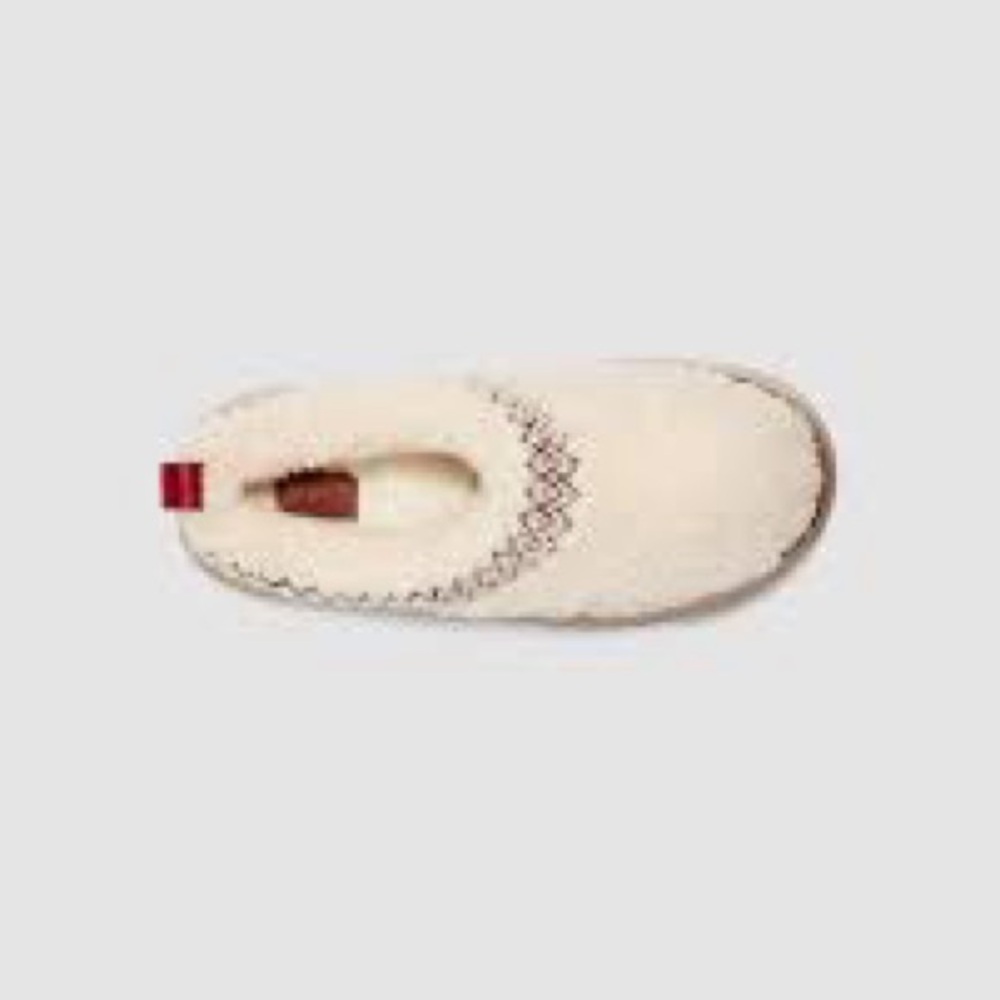 Size 8 Ugg Cream Shearling
Clogs - Picture 1 of 6